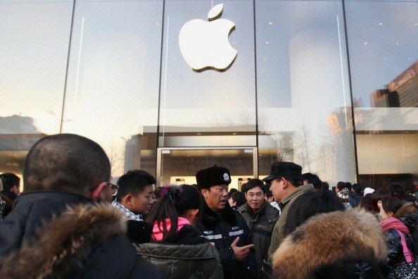 Пекин: Толпы разъяренных китайцев атаковали Apple store | Фото: Getty Images