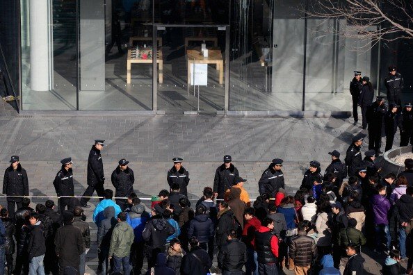 Пекин: Толпы разъяренных китайцев атаковали Apple store | Фото: Getty Images