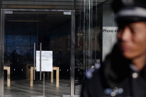 Пекин: Толпы разъяренных китайцев атаковали Apple store | Фото: Getty Images