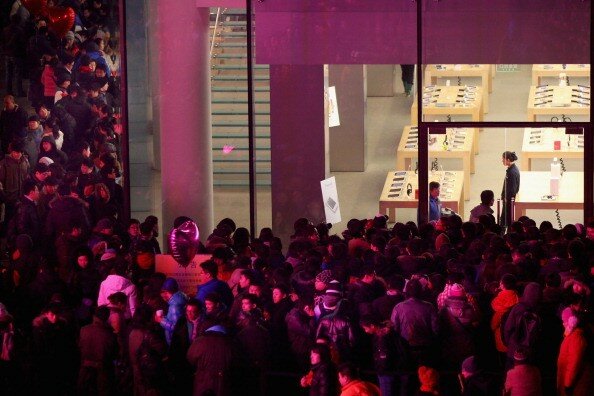 Пекин: Толпы разъяренных китайцев атаковали Apple store | Фото: Getty Images