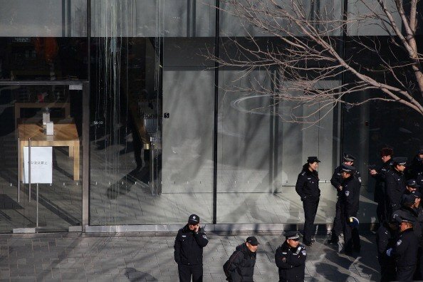 Пекин: Толпы разъяренных китайцев атаковали Apple store | Фото: Getty Images