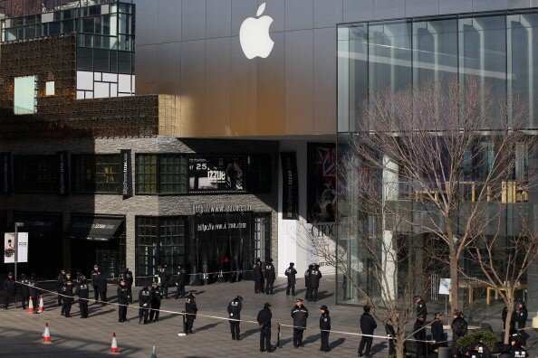 Пекин: Толпы разъяренных китайцев атаковали Apple store | Фото: Getty Images