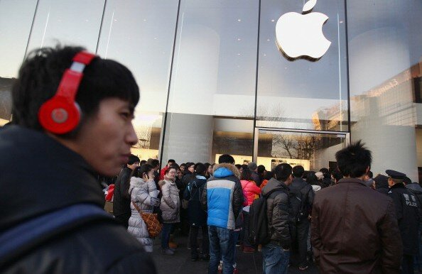 Пекин: Толпы разъяренных китайцев атаковали Apple store | Фото: Getty Images