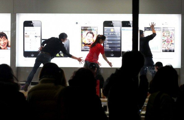 Пекин: Толпы разъяренных китайцев атаковали Apple store | Фото: Getty Images