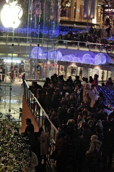 Пекин: Толпы разъяренных китайцев атаковали Apple store | Фото: Getty Images