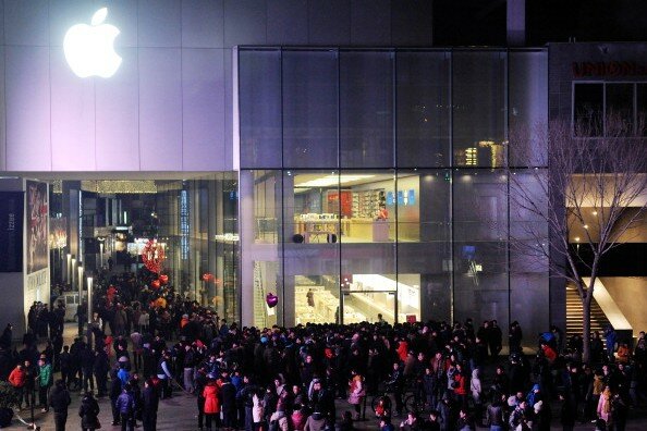 Пекин: Толпы разъяренных китайцев атаковали Apple store | Фото: Getty Images