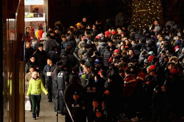 Пекин: Толпы разъяренных китайцев атаковали Apple store | Фото: Getty Images