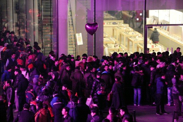 Пекин: Толпы разъяренных китайцев атаковали Apple store | Фото: Getty Images