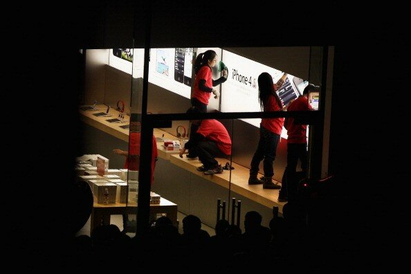 Пекин: Толпы разъяренных китайцев атаковали Apple store | Фото: Getty Images