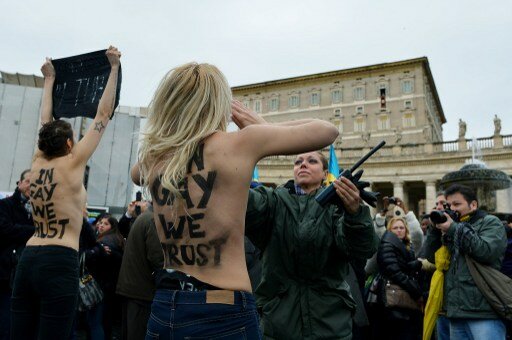 Голые Femen-ки добрались до Ватикана | Фото: AFP