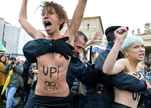 Голые Femen-ки добрались до Ватикана | Фото: AFP