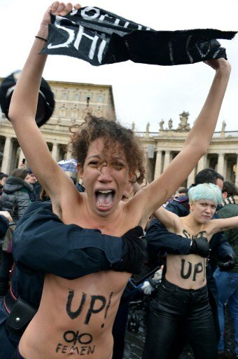Голые Femen-ки добрались до Ватикана | Фото: AFP