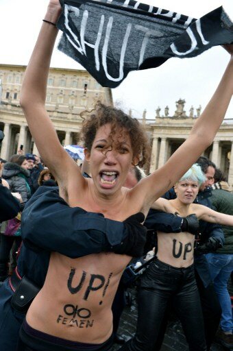 Голые Femen-ки добрались до Ватикана | Фото: AFP