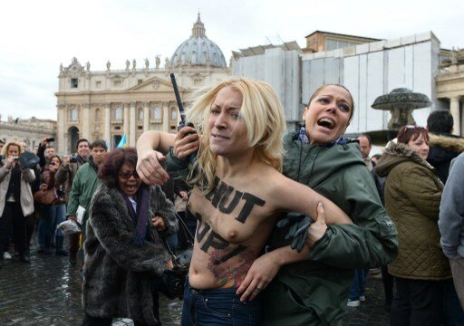 Голые Femen-ки добрались до Ватикана | Фото: AFP