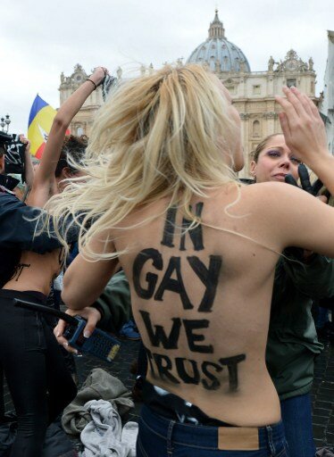 Голые Femen-ки добрались до Ватикана | Фото: AFP