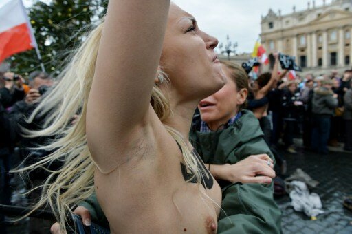 Голые Femen-ки добрались до Ватикана | Фото: AFP
