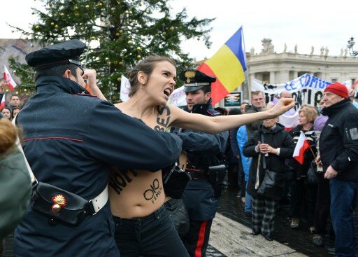 Голые Femen-ки добрались до Ватикана | Фото: AFP