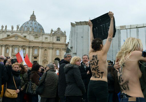 Голые Femen-ки добрались до Ватикана | Фото: AFP
