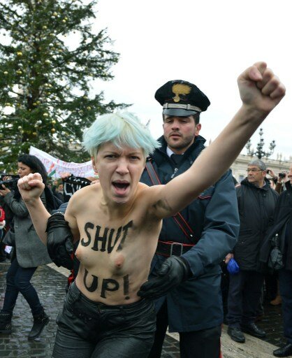 Голые Femen-ки добрались до Ватикана | Фото: AFP