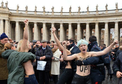 Голые Femen-ки добрались до Ватикана | Фото: AFP