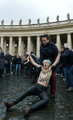 Голые Femen-ки добрались до Ватикана | Фото: AFP