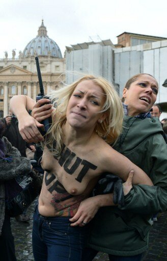 Голые Femen-ки добрались до Ватикана | Фото: AFP