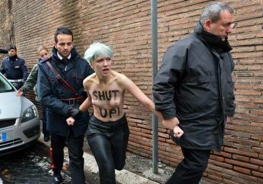 Голые Femen-ки добрались до Ватикана | Фото: AFP