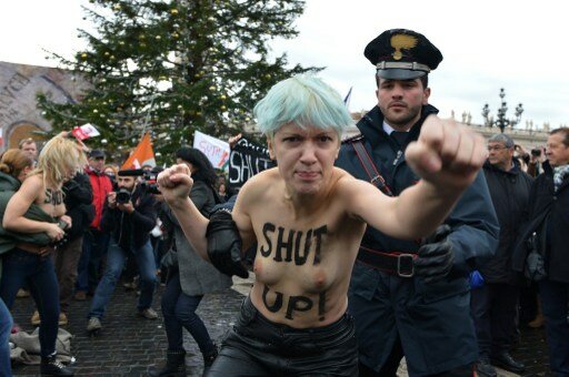 Голые Femen-ки добрались до Ватикана | Фото: AFP