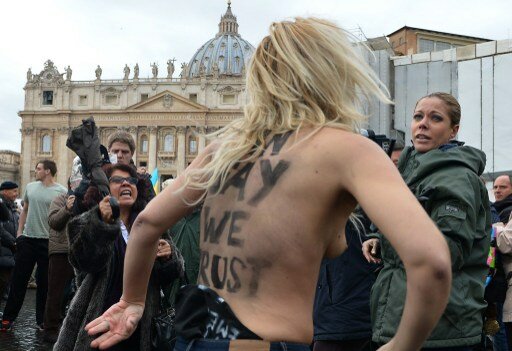 Голые Femen-ки добрались до Ватикана | Фото: AFP