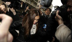 Суд отклонил просьбу Берлускони отложить разбирательство | Фото: AFP