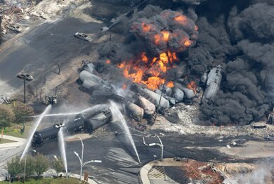 Канада. Крушение поезда привело к нефтяному пожару | Фото: AFP