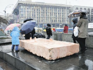 `Новую Украину` изваял французский скульптор | Фото: AFP