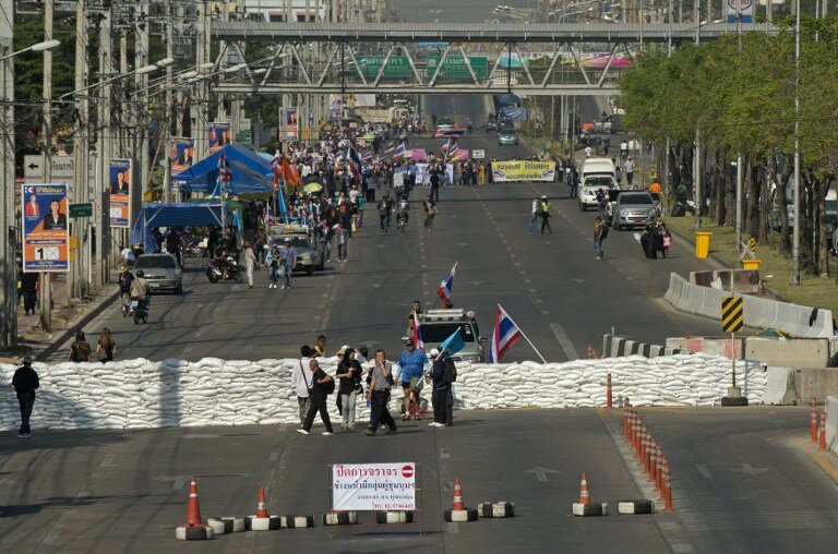 Протестующие перекрыли баррикадами центр Бангкока | Фото: AFP