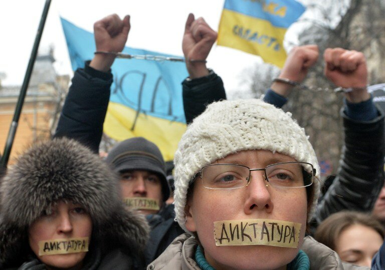 Украинцы против диктатуры правительства | Фото: AFP