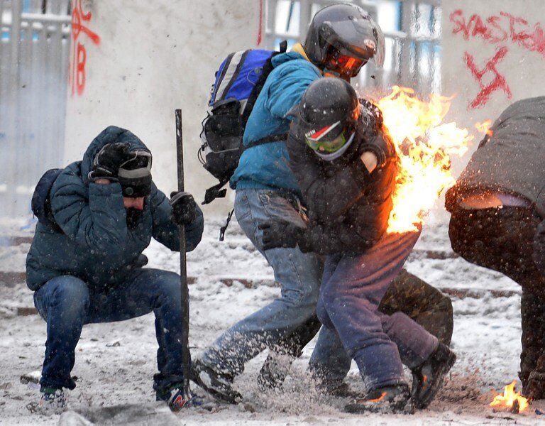 Противостояние силовиков и демонстрантов в Киеве | Фото: AFP