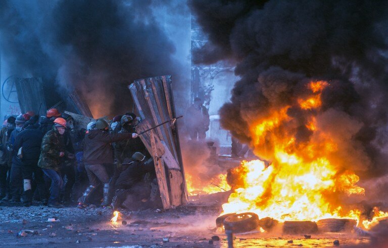 Киев во власти огня и черного дыма | Фото: AFP