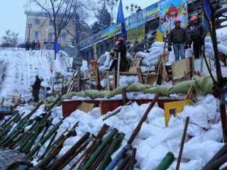 В Киеве строят новые баррикады | Фото: AFP