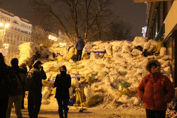 В Киеве расширили Евромайдан и добавили баррикаду | Фото: AFP