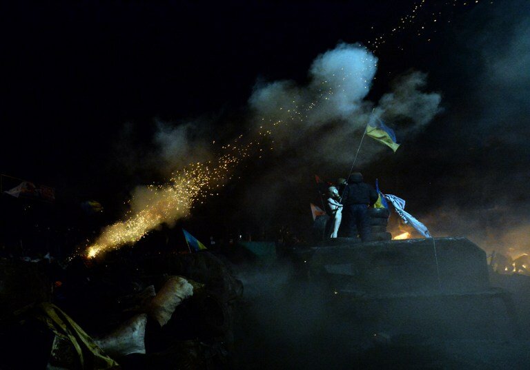 Фейерверки, коктейли Молотова и горящие шины в Киеве | Фото: AFP