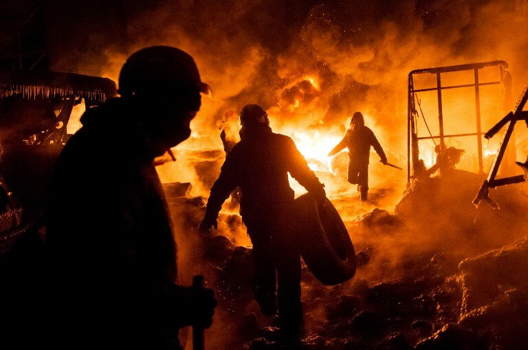 Фейерверки, коктейли Молотова и горящие шины в Киеве | Фото: AFP
