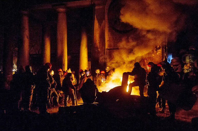 Фейерверки, коктейли Молотова и горящие шины в Киеве | Фото: AFP
