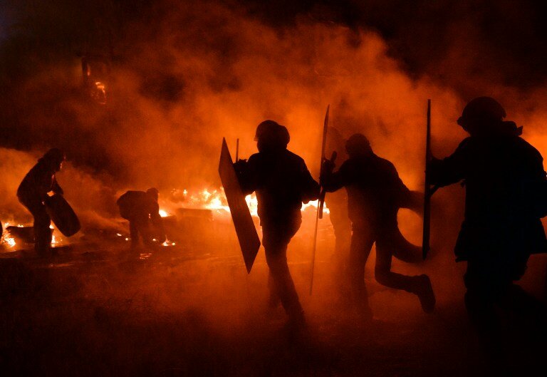 Фейерверки, коктейли Молотова и горящие шины в Киеве | Фото: AFP