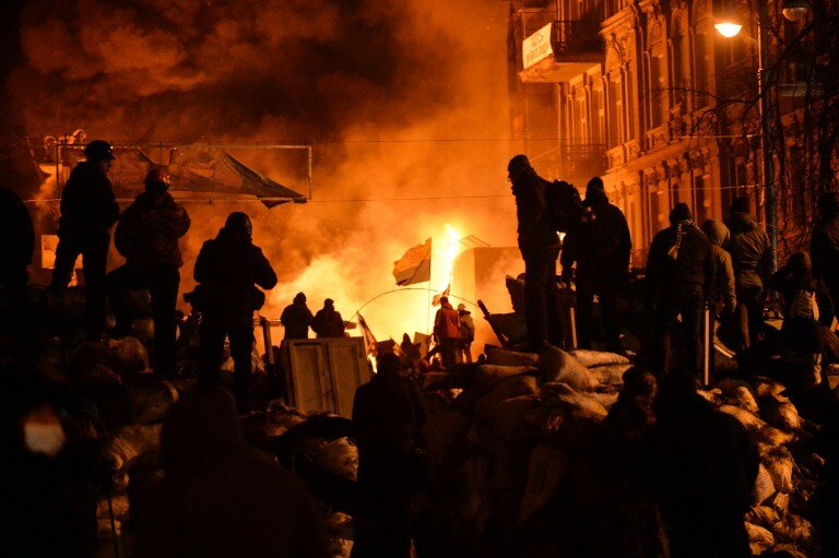 Фейерверки, коктейли Молотова и горящие шины в Киеве | Фото: AFP