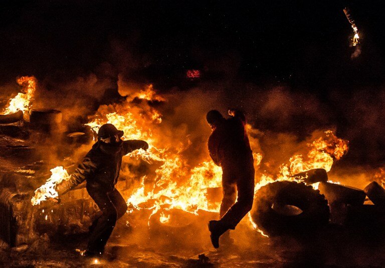 Фейерверки, коктейли Молотова и горящие шины в Киеве | Фото: AFP