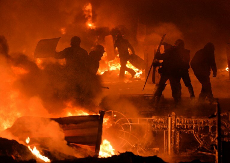 Фейерверки, коктейли Молотова и горящие шины в Киеве | Фото: AFP
