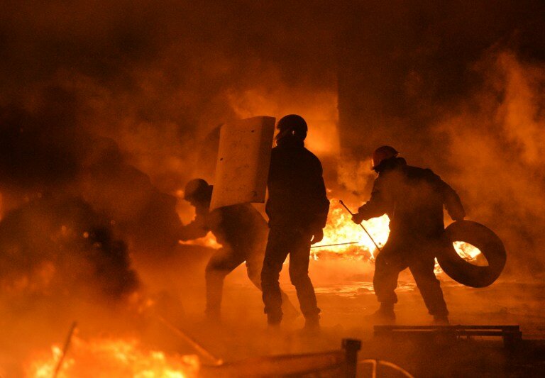 Фейерверки, коктейли Молотова и горящие шины в Киеве | Фото: AFP