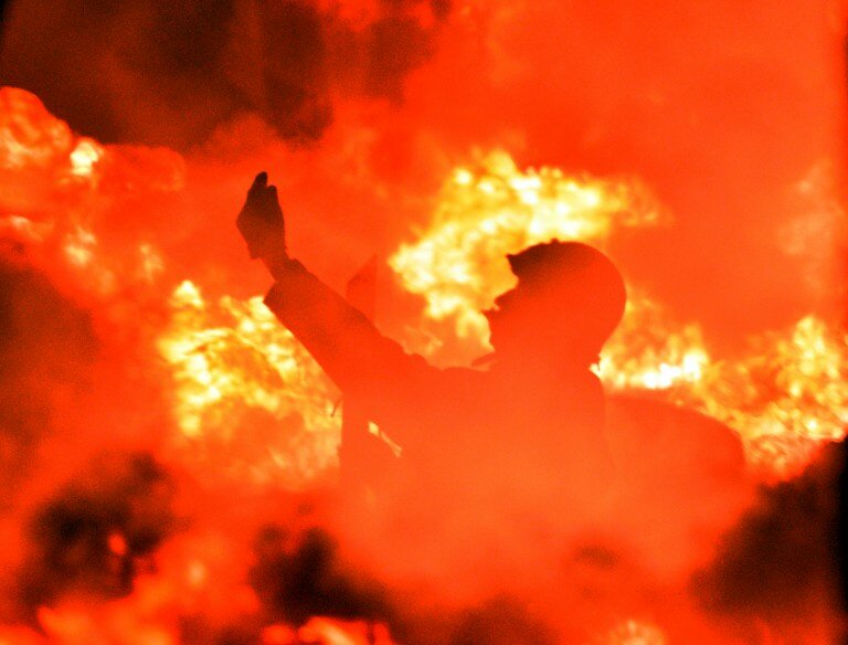 Фейерверки, коктейли Молотова и горящие шины в Киеве | Фото: AFP