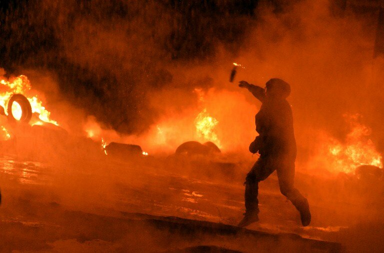 Фейерверки, коктейли Молотова и горящие шины в Киеве | Фото: AFP