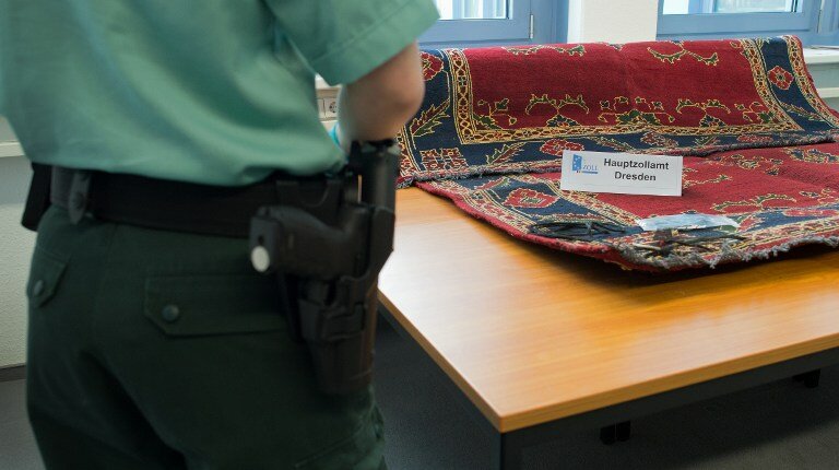 В Германии зашили героин в иранские ковры | Фото: AFP