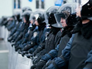 Киев. Под Кабмином появились БТРы и водометы | Фото: AFP